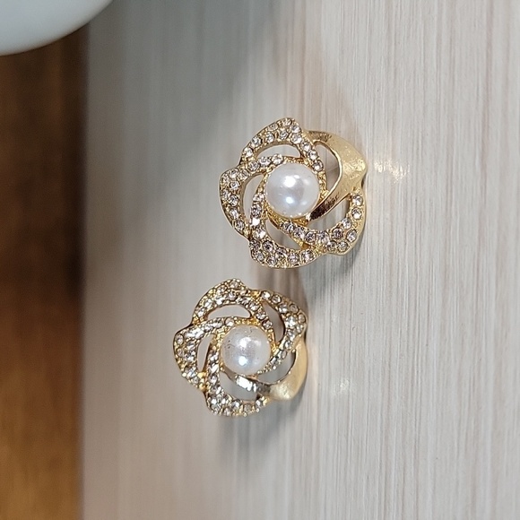 PEARL SHIMMER SWIRL STUD EARRINGS - Picture 1 of 8
